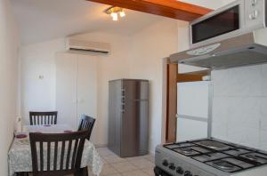 Kitchen o kitchenette sa Prime Location Penthouse apt with a large terrace