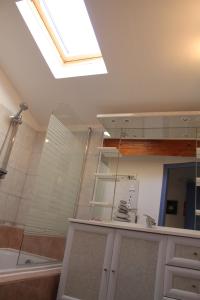 ein Badezimmer mit Dusche, Waschbecken und Badewanne in der Unterkunft Maison Sous les Platanes in Saint-Pantaléon-les-Vignes + 23 Fotos