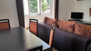 uma sala de estar com uma mesa e um sofá em Villa Serena em Karlovy Vary