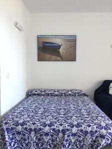 En eller flere senger på et rom på Estudios y Apartamentos Benal Beach