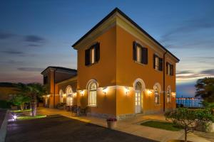 波雷奇的住宿－Minella Residence，一座带灯的橙色大建筑