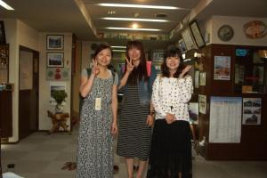 três mulheres posando para uma foto num quarto em 伊藤屋 em Zao Onsen