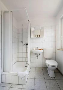 Phòng tắm tại Hotel Goldener Hahn