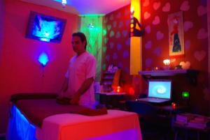 アランヤにあるGrand Horizon Apart Hotelの相部屋のベッド横に立つ男