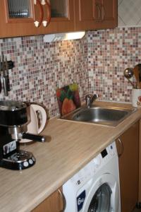 Kuchyň nebo kuchyňský kout v ubytování Yulia Apartment