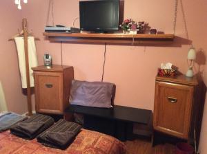 sypialnia z łóżkiem, biurkiem i telewizorem w obiekcie Chez Lulu et Lutin w mieście Rawdon