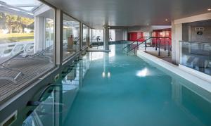Thalazur Port-Camargue - Hotel & Spa内部或周边的泳池