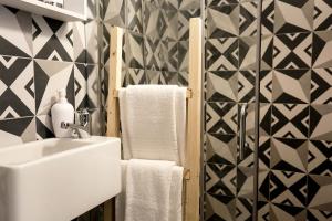a bathroom with a sink and a geometric wall at Casa do Sal in Madalena