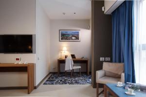 Medi Terre Boutique Hotel - By Saida Hotels的电视和/或娱乐中心