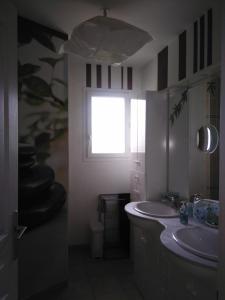 baño con lavabo y ventana en Maison à la campagne en Lavergne