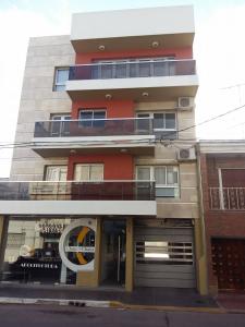 un edificio alto con una tienda delante en Departamento Alta Gracia en Alta Gracia