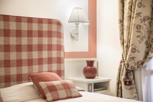 Postel nebo postele na pokoji v ubytování Relais Santa Chiara Hotel - Tuscany Charme