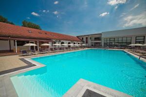 Bazén v ubytování Hotel Evergreen nebo v jeho okolí