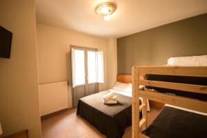 1 dormitorio con 2 literas y ventana en Center Plaza Figueres, en Figueres