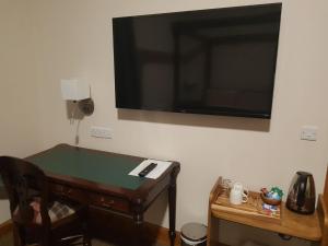 TV at/o entertainment center sa Crosshill House