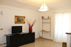 a living room with a television and a vase on a cabinet at Capitan Nemo-Golfo dei Poeti in La Spezia