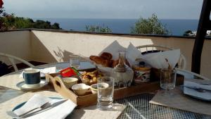 einen Tisch mit einer Schachtel Essen darüber in der Unterkunft Il Capriolo in Celle Ligure