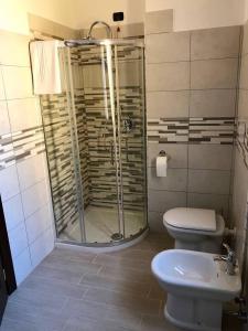 uma casa de banho com um chuveiro, um WC e um lavatório. em Eleven Bed & Breakfast em Reggio di Calabria