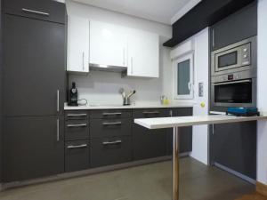 Kuchyňa alebo kuchynka v ubytovaní Gros Beach Apartment + 11 fotografií