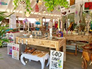 Ein Laden mit einem Schild, auf dem steht, Gott rette das Chaos. in der Unterkunft Borinquen Sky Apartments in Playa de las Americas