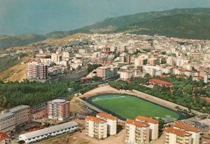 une vue aérienne sur une ville avec des bâtiments et un champ dans l'établissement Da Tore, à Nuoro