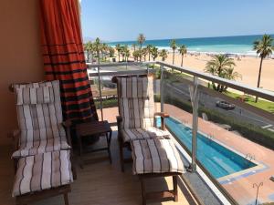 ペニスコラにあるApartamento En Primera Linea De Playaのビーチを望むバルコニー(椅子2脚付)