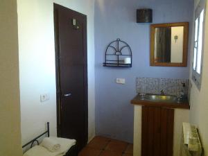 a bathroom with a sink and a mirror at Casa Maza in Asque