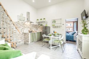 A kitchen or kitchenette at Dreamy Guelfa by Mmega Még 10 kép
