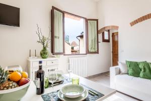 A television and/or entertainment centre at Dreamy Guelfa by Mmega