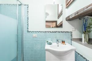 A bathroom at Dreamy Guelfa by Mmega