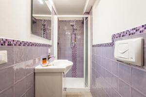A bathroom at Dreamy Guelfa by Mmega