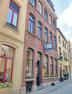 un edificio in mattoni con finestre su strada di Hostel Lybeer Private Rooms just for two! a Bruges