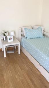 1 dormitorio con 1 cama y mesa auxiliar en Blue Beach House, en Santa Cruz