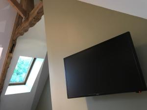 TV a/nebo společenská místnost v ubytování Les Mandarins