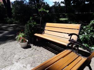 A garden outside Orchidea Apartman Eger