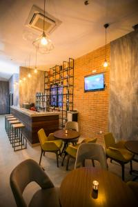 un restaurante con mesas y sillas y una pared de ladrillo en Aparthotel & Spa KASMI en Ulcinj