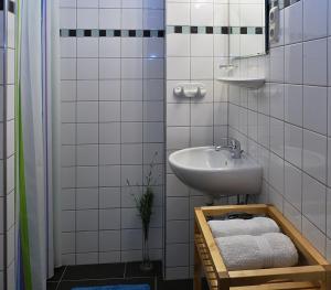 a bathroom with a sink and a mirror and towels at Várfal Vendégház in Fertőrákos
