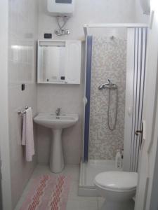 トッレ・ラピッロにあるVillino rossoのバスルーム(洗面台、トイレ、シャワー付)