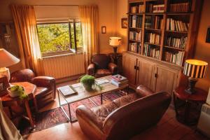 sala de estar con sofá, sillas y mesa en La Treille Muscate, en Cliousclat