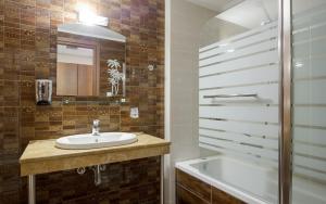 A bathroom at Hotel Anna Még 16 kép