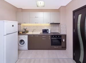 プロブディフにあるApartment Dobreviのキッチン(白い冷蔵庫、洗濯機、乾燥機付)
