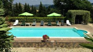 The swimming pool at or close to Casale Montemoro