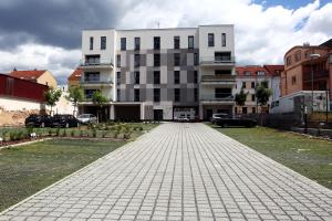 a brick walkway in front of a white building at Apartmán Livingstone - Roudna in Pilsen