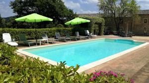 The swimming pool at or close to Casale Montemoro