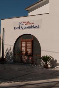 un edificio blanco con un cartel de bed and breakfast en L'Approdo di Giasone, en Foce del Sele