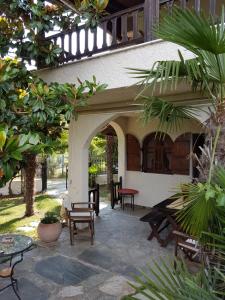 een patio met stoelen en een tafel in een gebouw bij Casa del mare ex Exohiki Katoikia in Paralia Katerinis