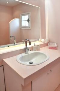 A bathroom at Sarwnisland