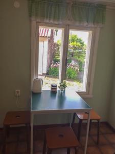 a blue table in front of a window with a window at UusAllika Puhkemaja in Haapsalu