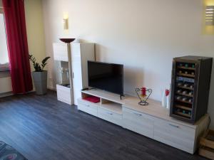 a living room with a flat screen tv on a entertainment center at Ferienwohnung Sonnendeck in Kröv