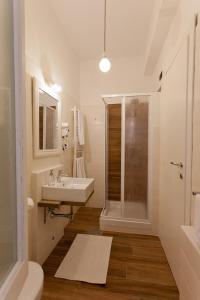 ローマにあるRome Eternal Cityの白いバスルーム(シンク、シャワー付)